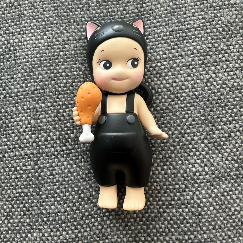 Sonny Angel 😇 black cat holding chicken! 🐈‍⬛
